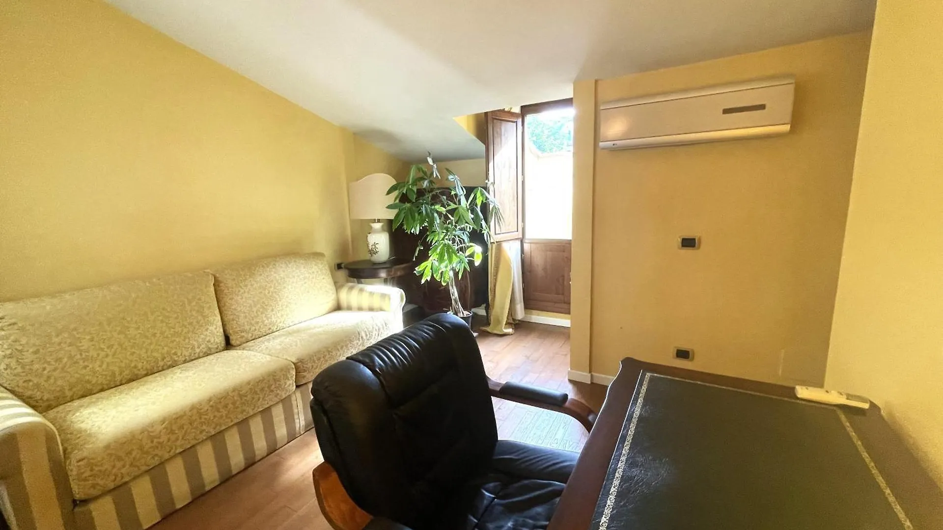Magenta Apartment Floransa