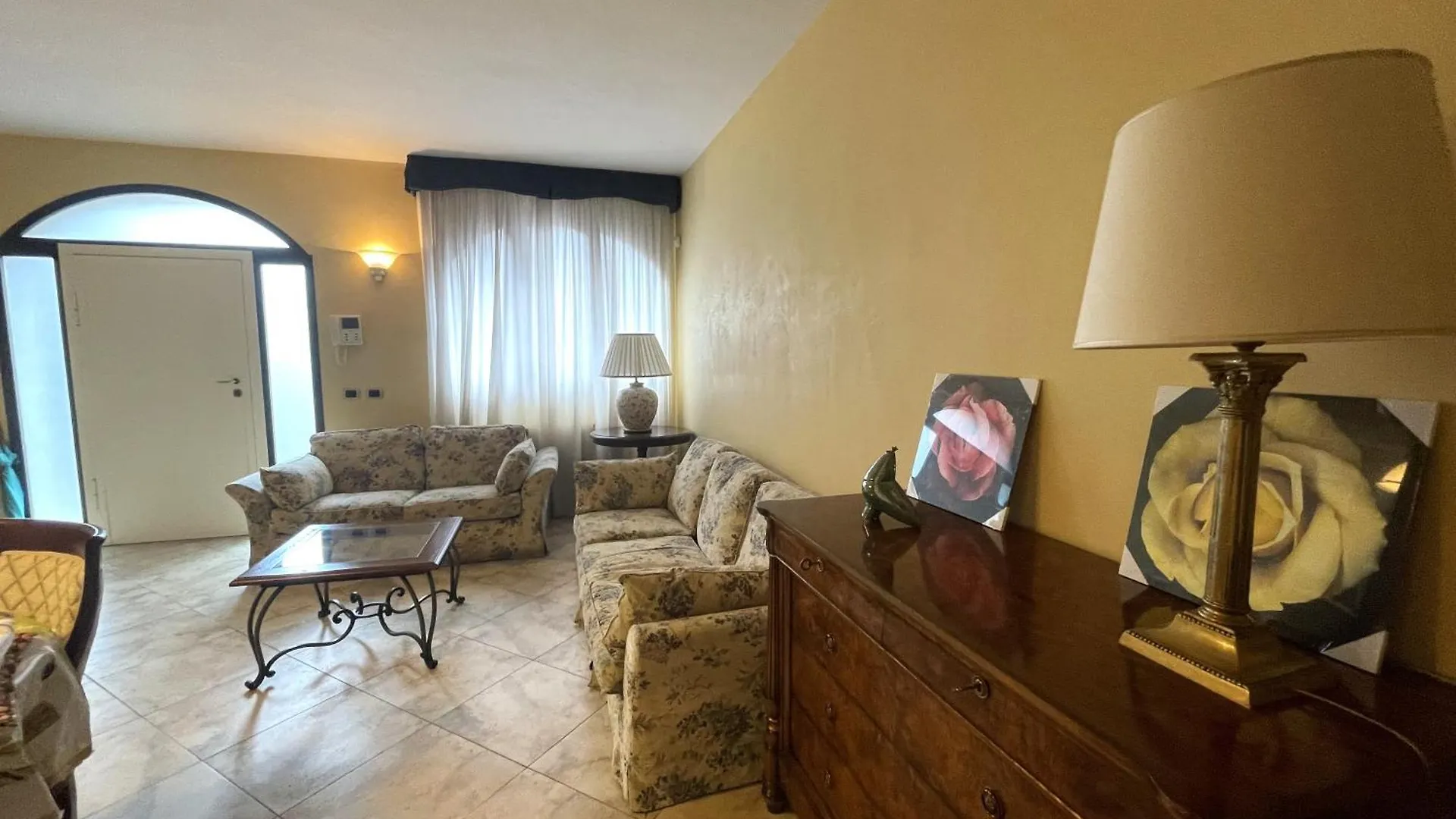 Magenta Apartment Floransa