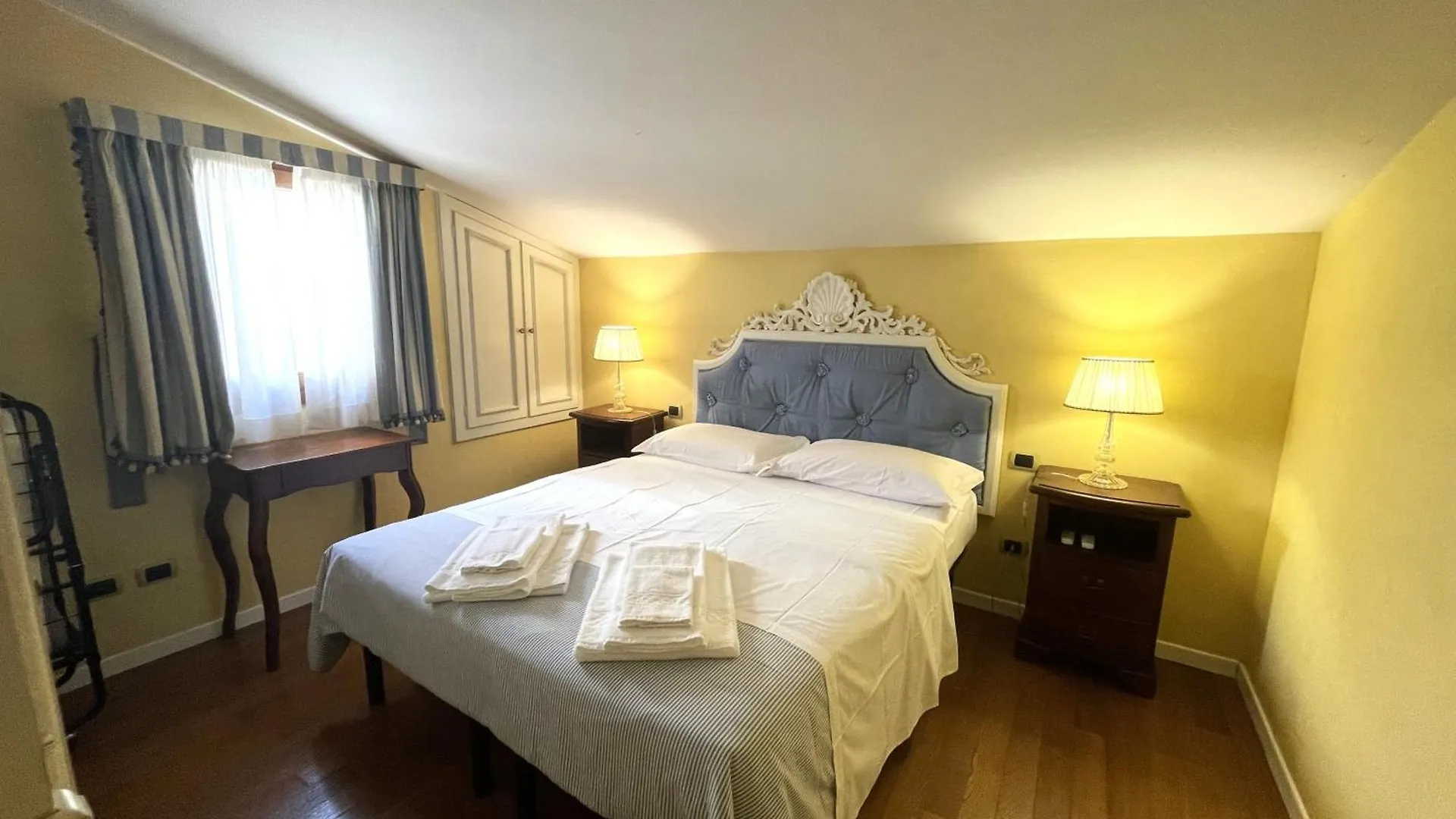 Magenta Apartment Floransa